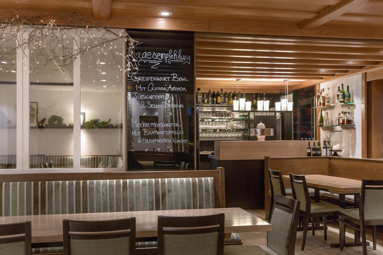 Wirtshaus & Hotel Goldener Greif Edelsfeld Екстериор снимка
